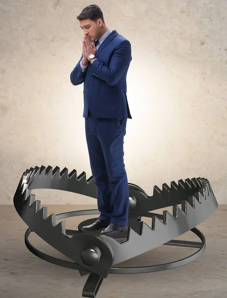 The man caught in mouse trap in risk business concept — Stock Photo, Image