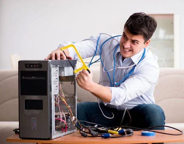 Разочарованный человек со сломанным компьютером — стоковое фото