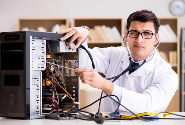 Technicien informatique réparer ordinateur de bureau pc cassé — Photo