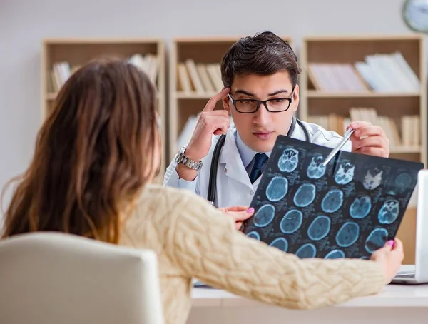 Jonge arts op zoek naar computer tomografie x-ray beeld — Stockfoto