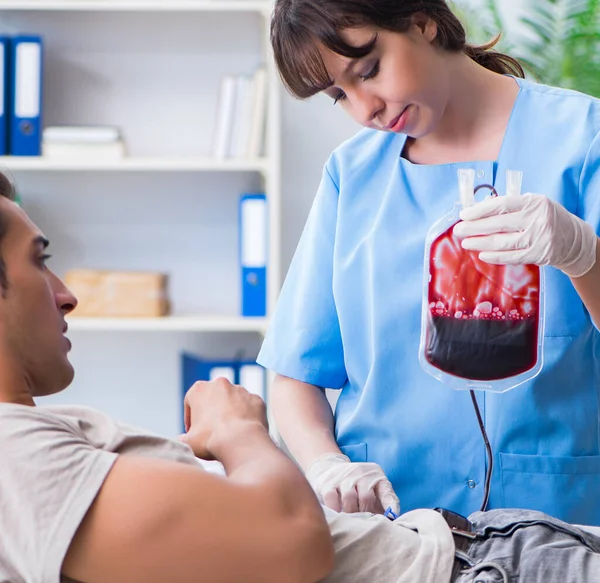 Patient getting blood transfusion in hospital clinic — Stock Photo, Image