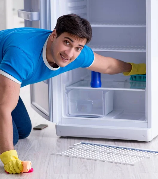 Man schoonmaken koelkast in hygiëne concept — Stockfoto