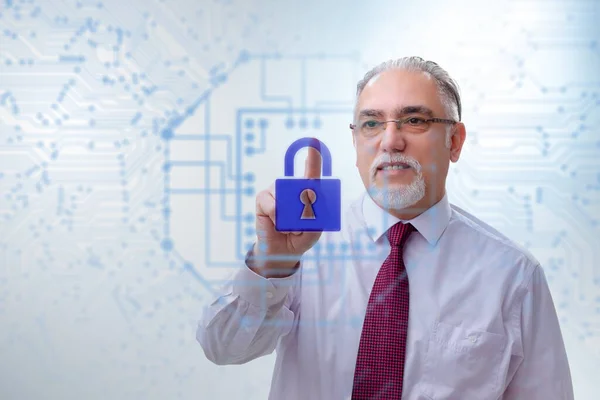 Mann im digitalen Sicherheitskonzept drückt auf Knopf — Stockfoto