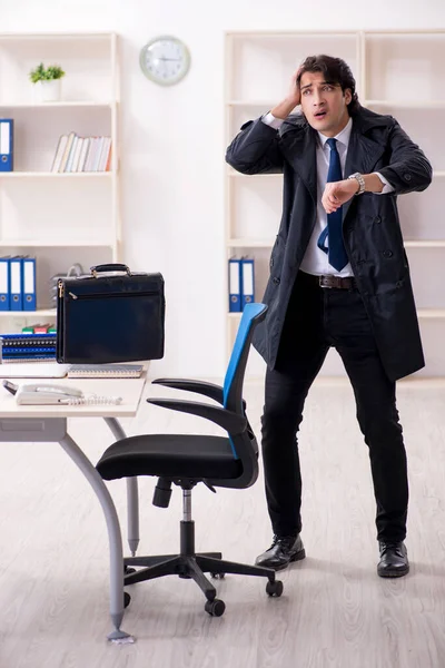 Junge männliche Mitarbeiter im Büro im Zeitmanagement-Konzept — Stockfoto