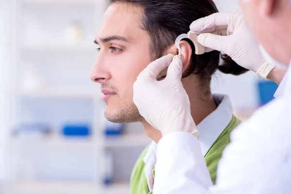 Paciente masculino con problemas auditivos que visita al médico otorrinolaringólogo —  Fotos de Stock