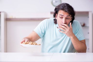 Genç adam alerjiden muzdarip.