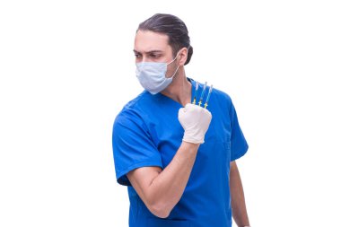 Beyaz şırıngalı genç ve yakışıklı doktor.