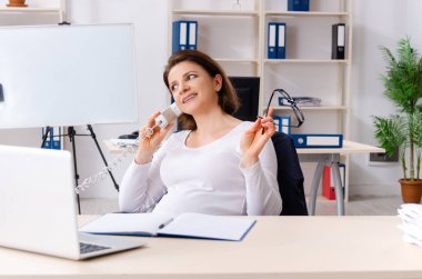 Ofiste çalışan deneyimli bayan çalışanlar.