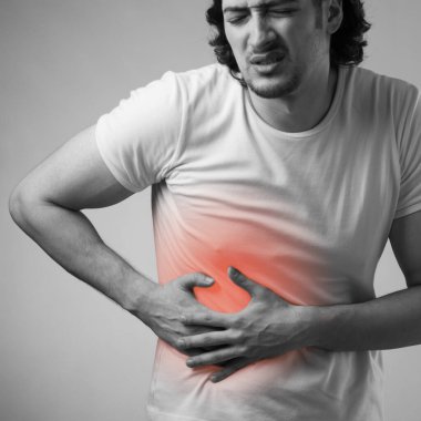 Akut karın ağrısı çeken bir adam.