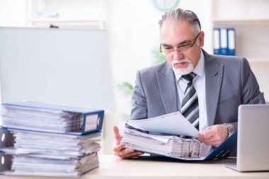 Yaşlanmış erkek çalışanlar aşırı işten memnun değil.