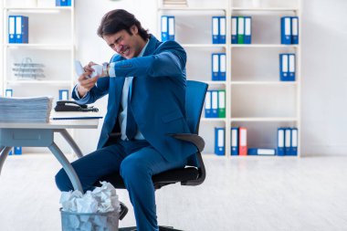 İşadamı bir sürü kağıtla yeni fikirleri reddediyor.