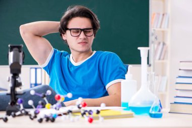 Sınıftaki genç erkek öğrenci.