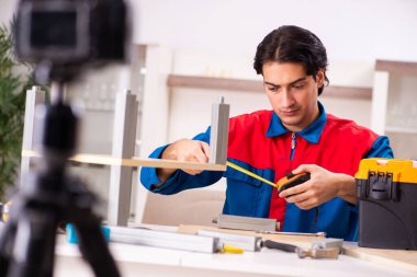 Genç müteahhit blogu için video kaydediyor.