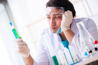 Laboratuvarda çalışan genç bir kimyager.