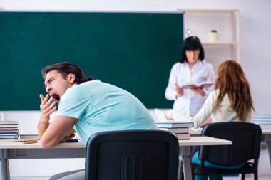 Eski öğretmen ve öğrenciler sınıfta.