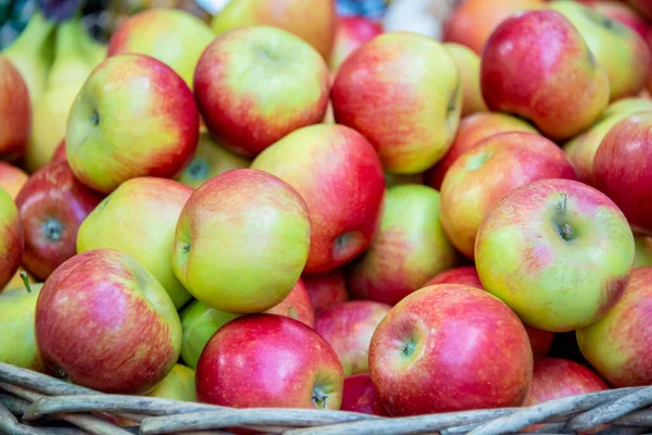 Manzanas en el puesto de exhibición del mercado — Foto de Stock