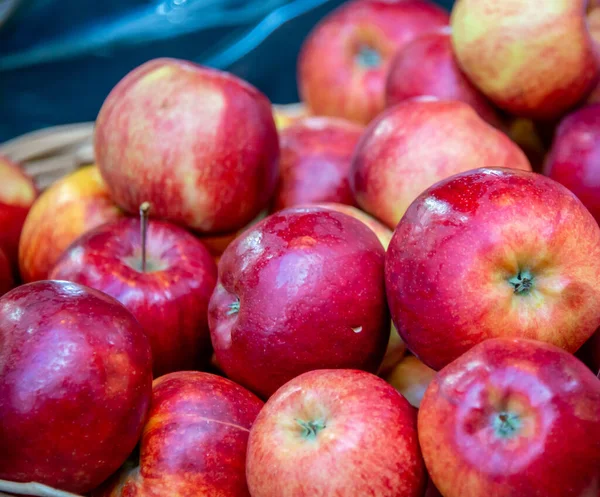 Appels op de markt display kraam — Stockfoto