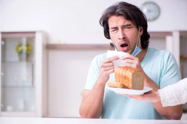 Giovane uomo affetto da allergia — Foto Stock