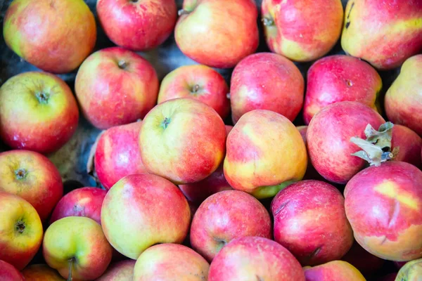 Pommes au stand d'affichage du marché — Photo