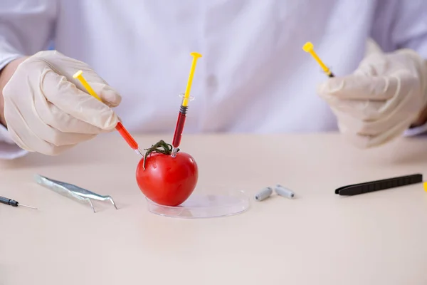 Nutrição masculina especialista em testes de produtos alimentares em laboratório — Fotografia de Stock