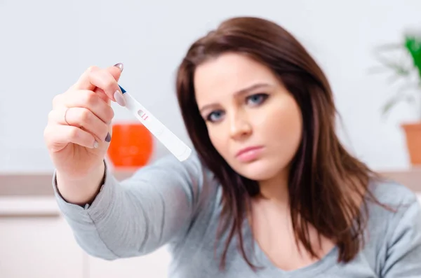 Young woman finding out about her pregnancy — Stock Photo, Image