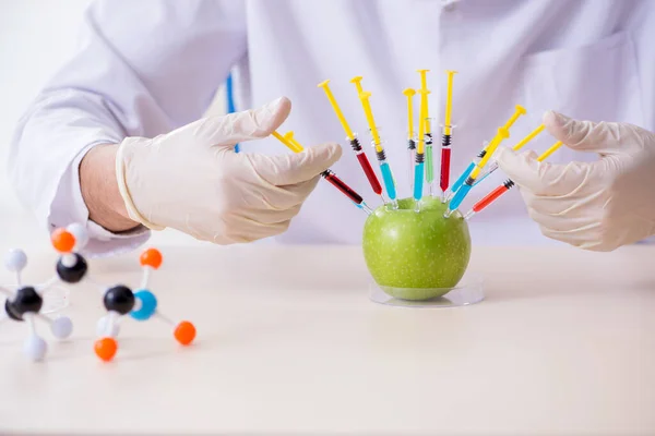 Expert op het gebied van mannelijke voeding die levensmiddelen in het lab test — Stockfoto