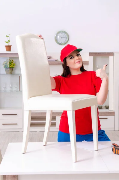 Junge Frau repariert Stuhl zu Hause — Stockfoto