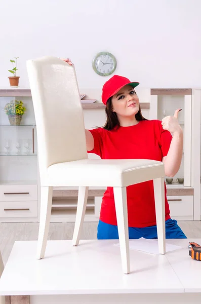 Jeune femme réparer chaise à la maison — Photo