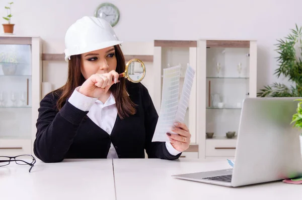 Diseñadora femenina trabajando en la oficina — Foto de Stock