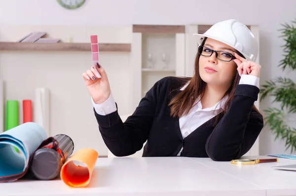 Diseñadora femenina trabajando en la oficina — Foto de Stock