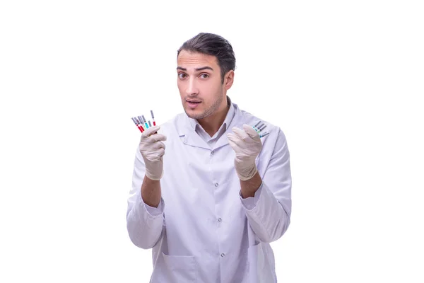 Mladý hezký lékař s injekční stříkačkou izolovanou na bílém — Stock fotografie