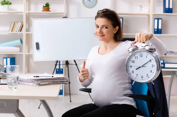 Vecchia donna incinta che lavora in ufficio — Foto Stock