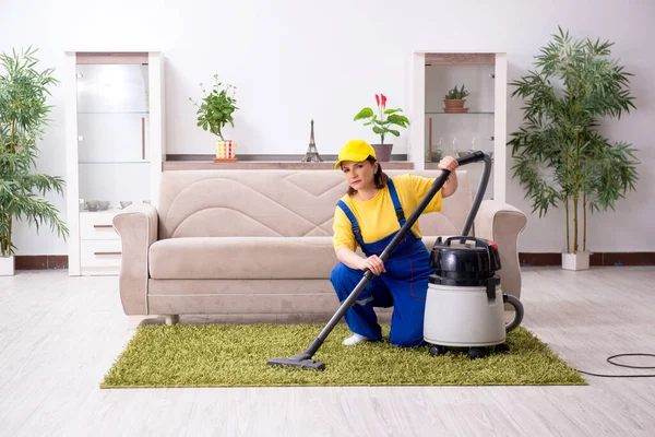 Viejo contratista haciendo tareas domésticas —  Fotos de Stock