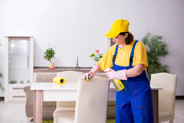 Gammel kvinnelig entreprenør som gjør husarbeid – stockfoto