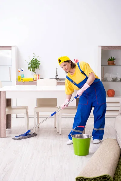 Oude vrouwelijke aannemer doet huishoudelijk werk — Stockfoto