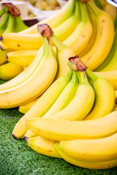 Bananen am Marktstand — Stockfoto