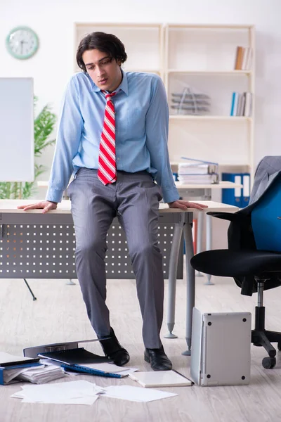 Giovane dipendente maschio infelice con il lavoro eccessivo — Foto Stock