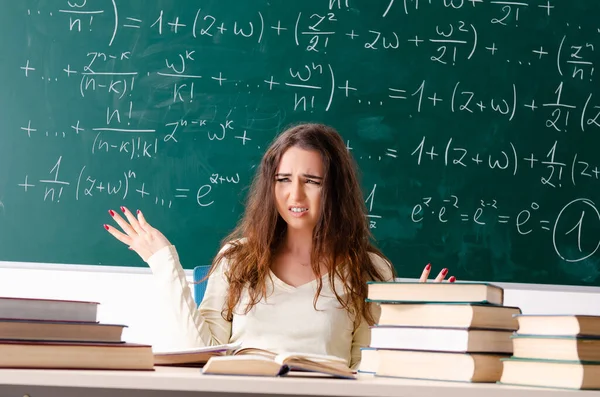 Jovem professora de matemática feminina na frente do quadro — Fotografia de Stock