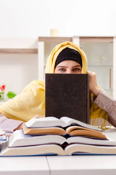 Studentin im Hidschab bereitet sich auf Prüfungen vor — Stockfoto