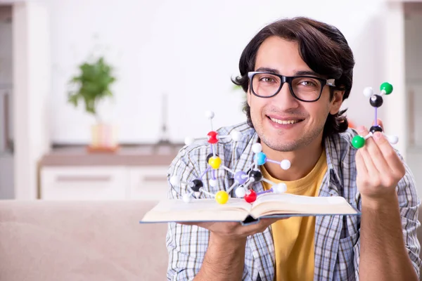 Joven estudiante físico preparándose para el examen en casa — Foto de Stock