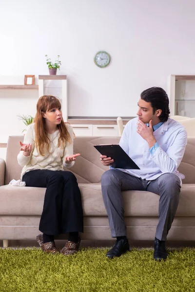 Paciente joven discutiendo con psicólogo masculino personal — Foto de Stock