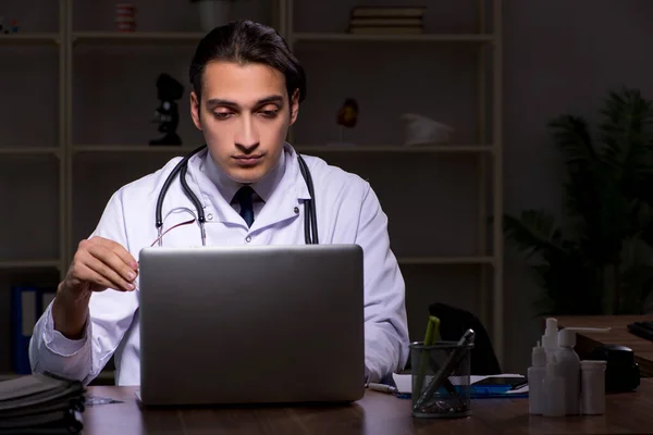 Jeune homme médecin à l'hôpital la nuit — Photo