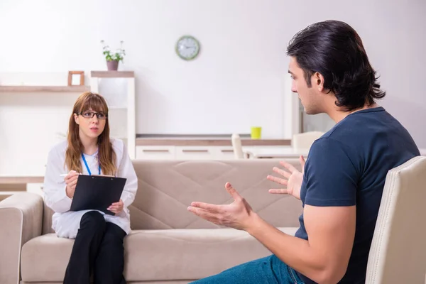 Joven paciente masculino discutiendo con psicóloga femenina personal — Foto de Stock