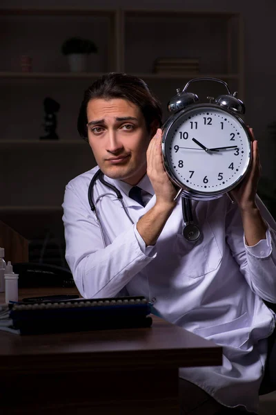 Jonge mannelijke arts in het ziekenhuis bij nacht — Stockfoto