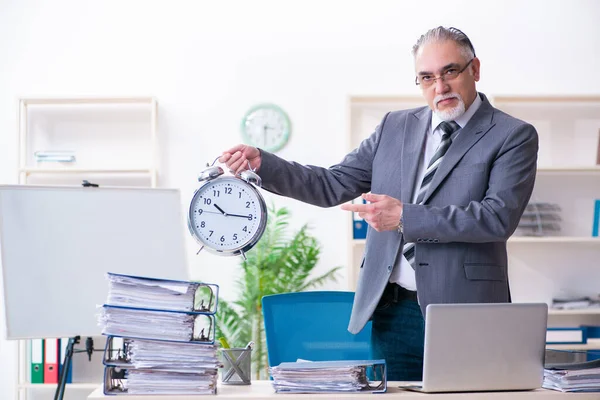 Hombre anciano empleado infeliz con el trabajo excesivo —  Fotos de Stock