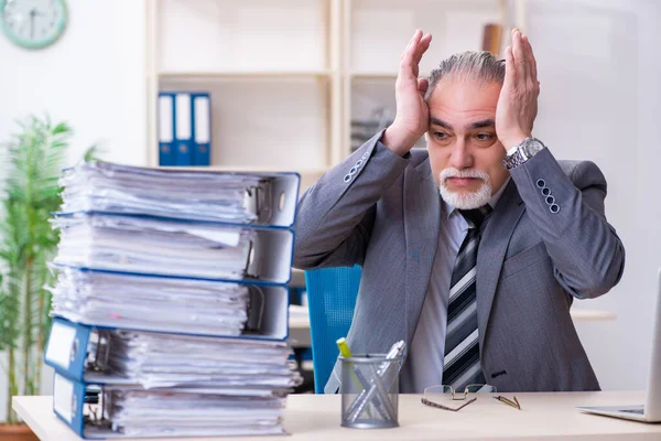 過剰な仕事に不満を持つ高齢男性社員 — ストック写真