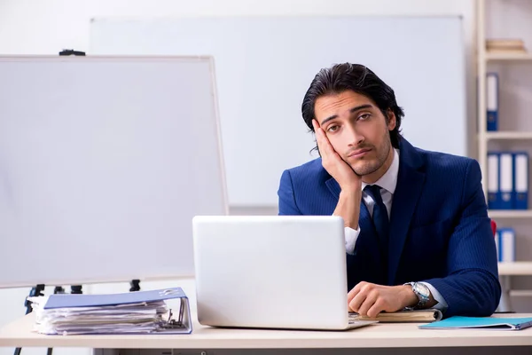 Jovem empresário bonito que trabalha no escritório — Fotografia de Stock