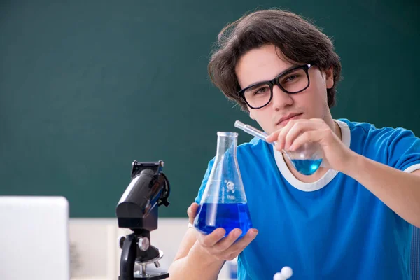 Joven estudiante masculino en el aula — Foto de Stock