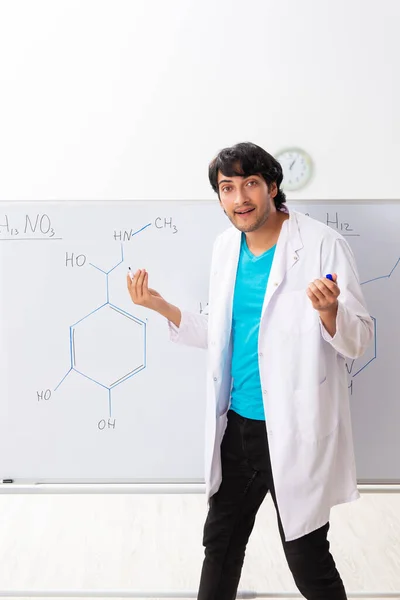 Mladý student chemik ve třídě — Stock fotografie