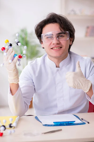 Молодий чоловічий біохімік, що працює в лабораторії — стокове фото